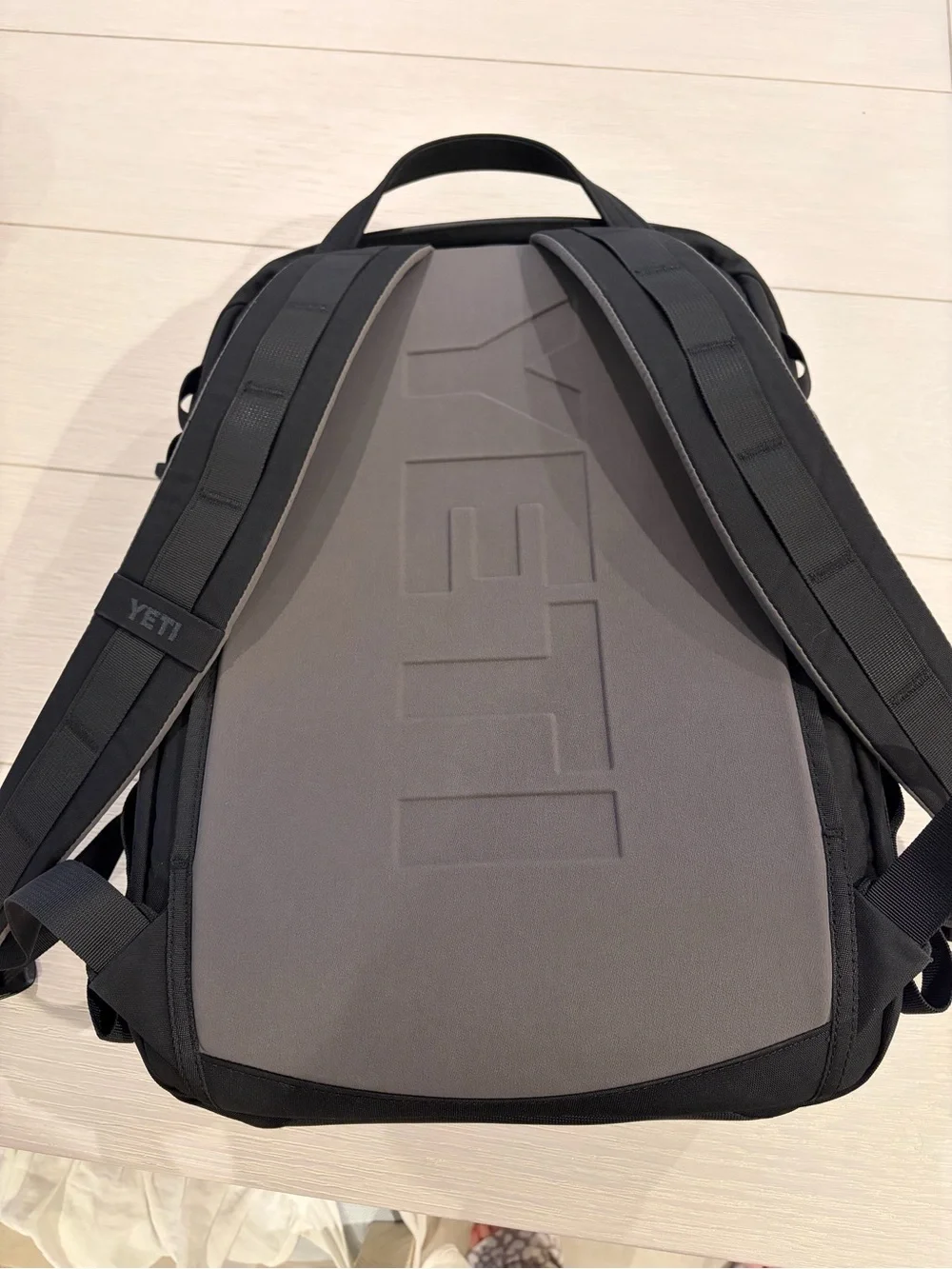 Yeti Black Men's Crossroads 22 Backpack